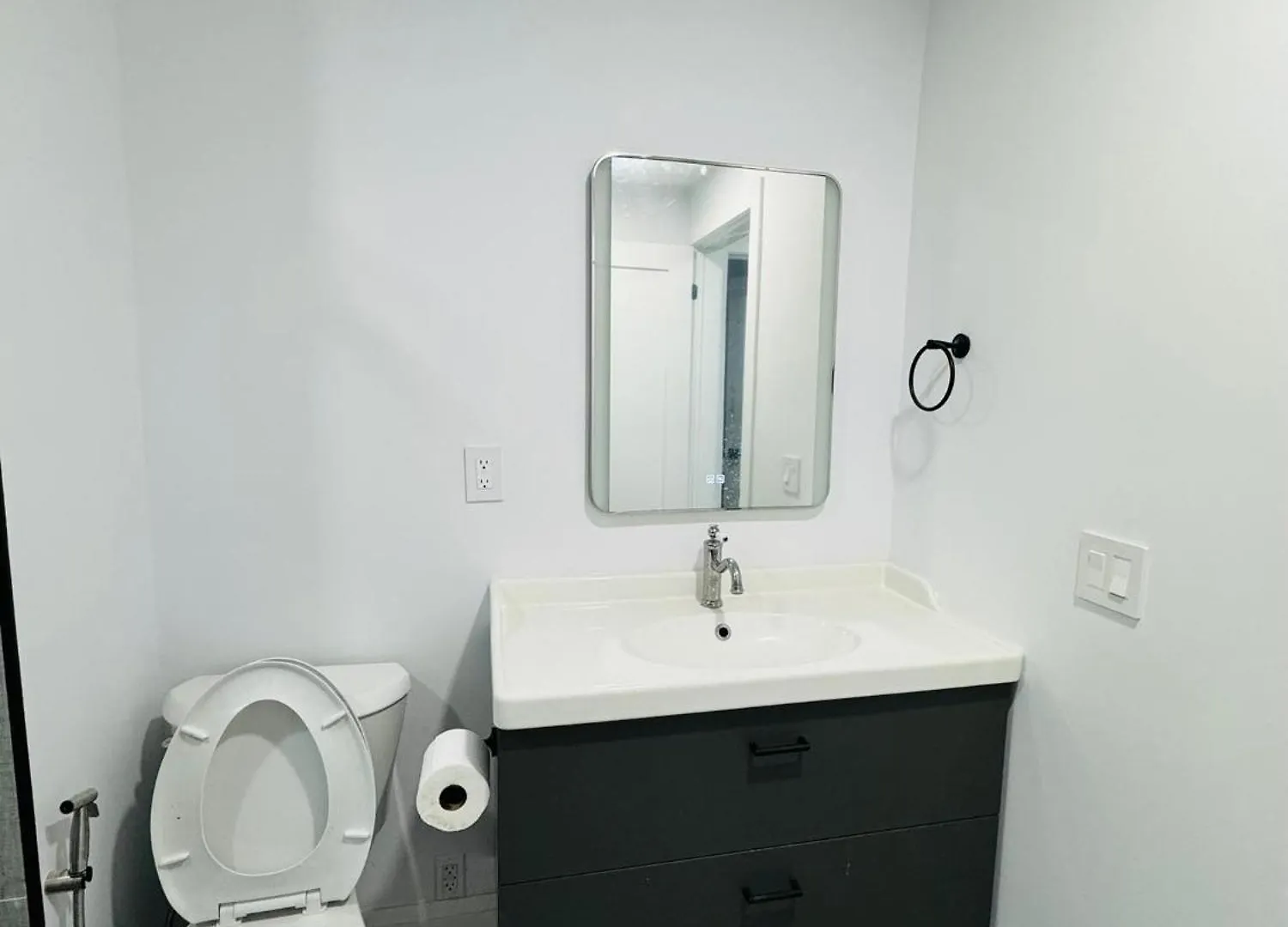 Spacious Room3, Airport, Free Pkg, Sep Entrance, New Reno, Shared Bathroom Toronto 0*,