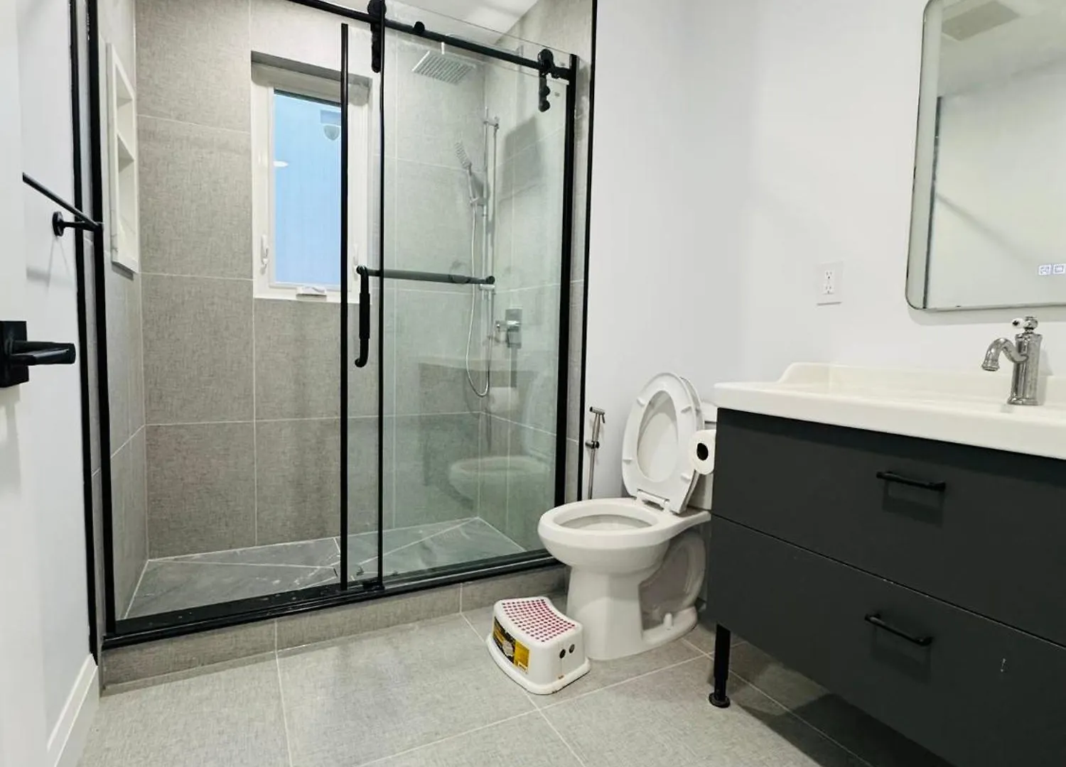 Apartment Spacious Room3, Airport, Free Pkg, Sep Entrance, New Reno, Shared Bathroom Toronto Canada