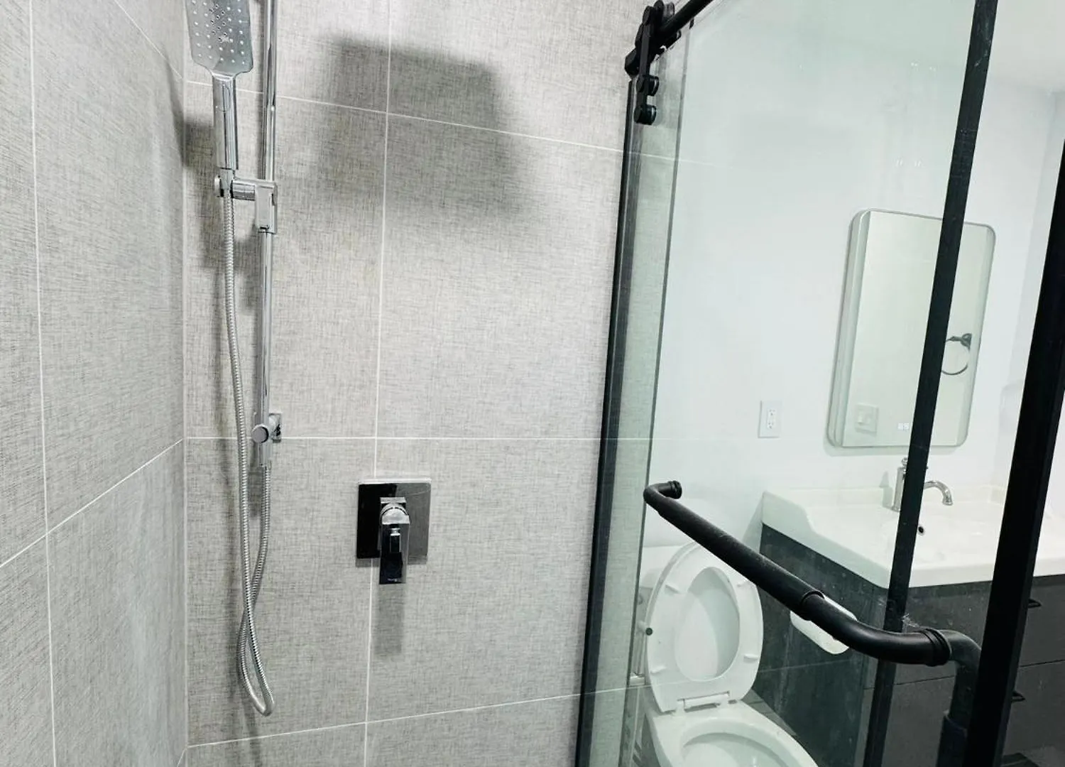 Apartment Spacious Room3, Airport, Free Pkg, Sep Entrance, New Reno, Shared Bathroom Toronto